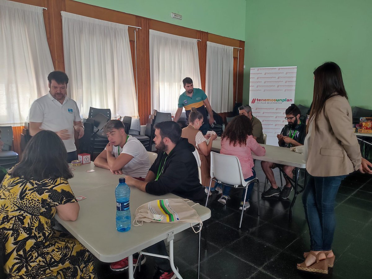 IJExtremadura's tweet photo. En #DíaEuropa @saraduranv ha inaugurado las jornadas #nadiequedaatrás con las que se abre el año europeo de competencias #europeanyearofskillscon.
Personal de #ECJs han organizado una actividad en las que han participado jóvenes participantes en proyectos @JuntaEx_Empleo https://t.co/SHRmQAr9H4