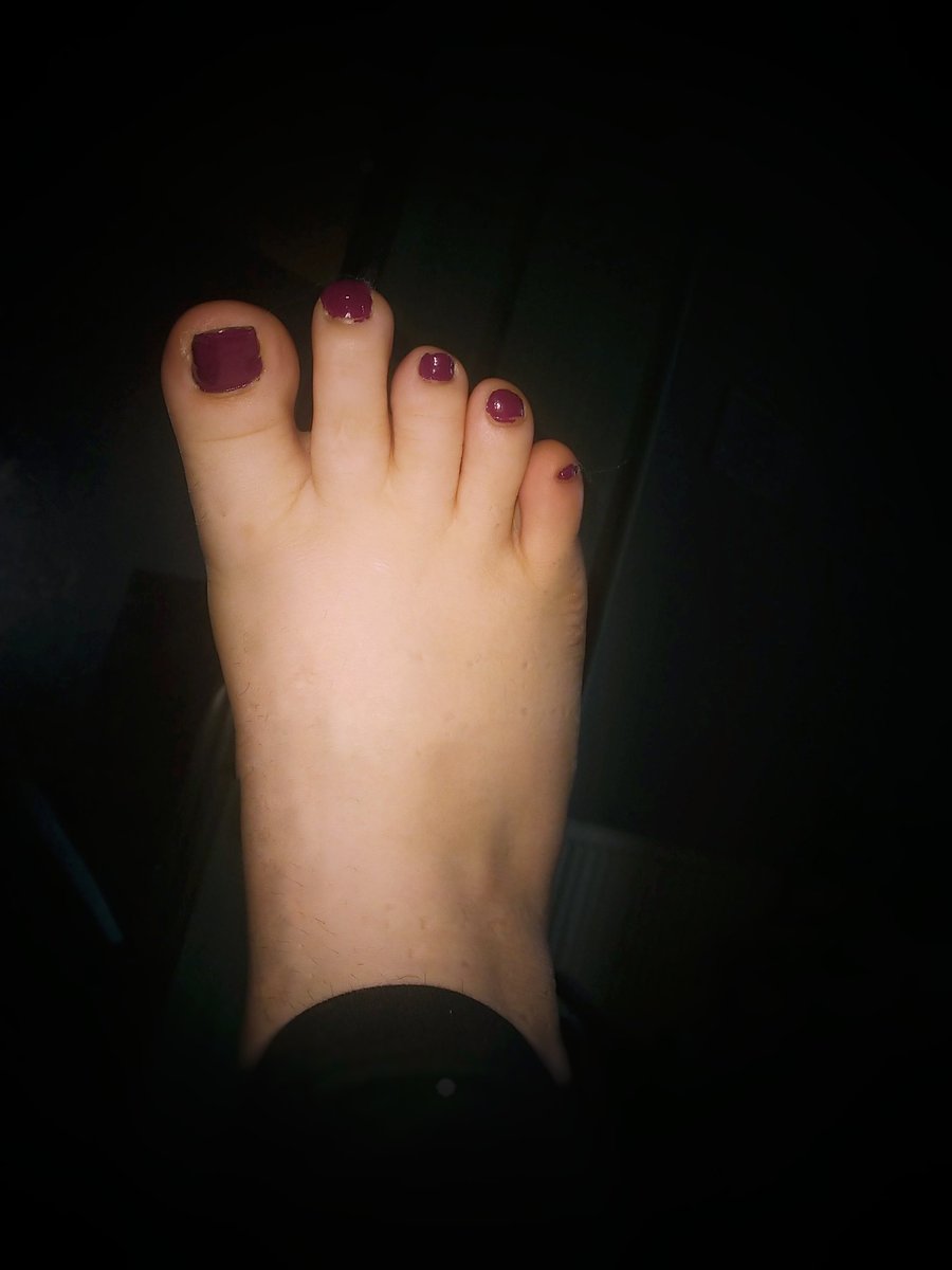 Sluttygayboiii's tweet photo. J'aimerais trop me faire bouffer les pieds au réveil 😭🥺
#PiedsNus #feet #feetfethish #feetpic #frenchcd #femboy #femboyfeet https://t.co/2QkVXFk48k