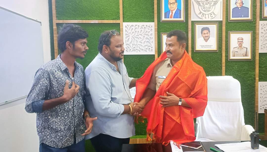 ShivaReddie5's tweet photo. కడపజిల్లా విద్యార్థి విభాగం జిల్లా అధ్యక్షులు సాయి దత్త మరియు విద్యార్థి విభాగం నాయకులతో కలిసి నూతనంగా నియమతులేన కడప  DSP శ్రీ యమ్.డి షరీఫ్ గారిని వారి ఛాంబర్ లో మర్యాదపూర్వకంగా కలిసి శుభాకాంక్షలు చెప్పడం జరిగింది కార్యక్రమంలో విద్యార్థి విభాగం నాయకులు శివ రెడ్డి,శ్రీను ...TSR🔥 https://t.co/ipTuM1z4aM