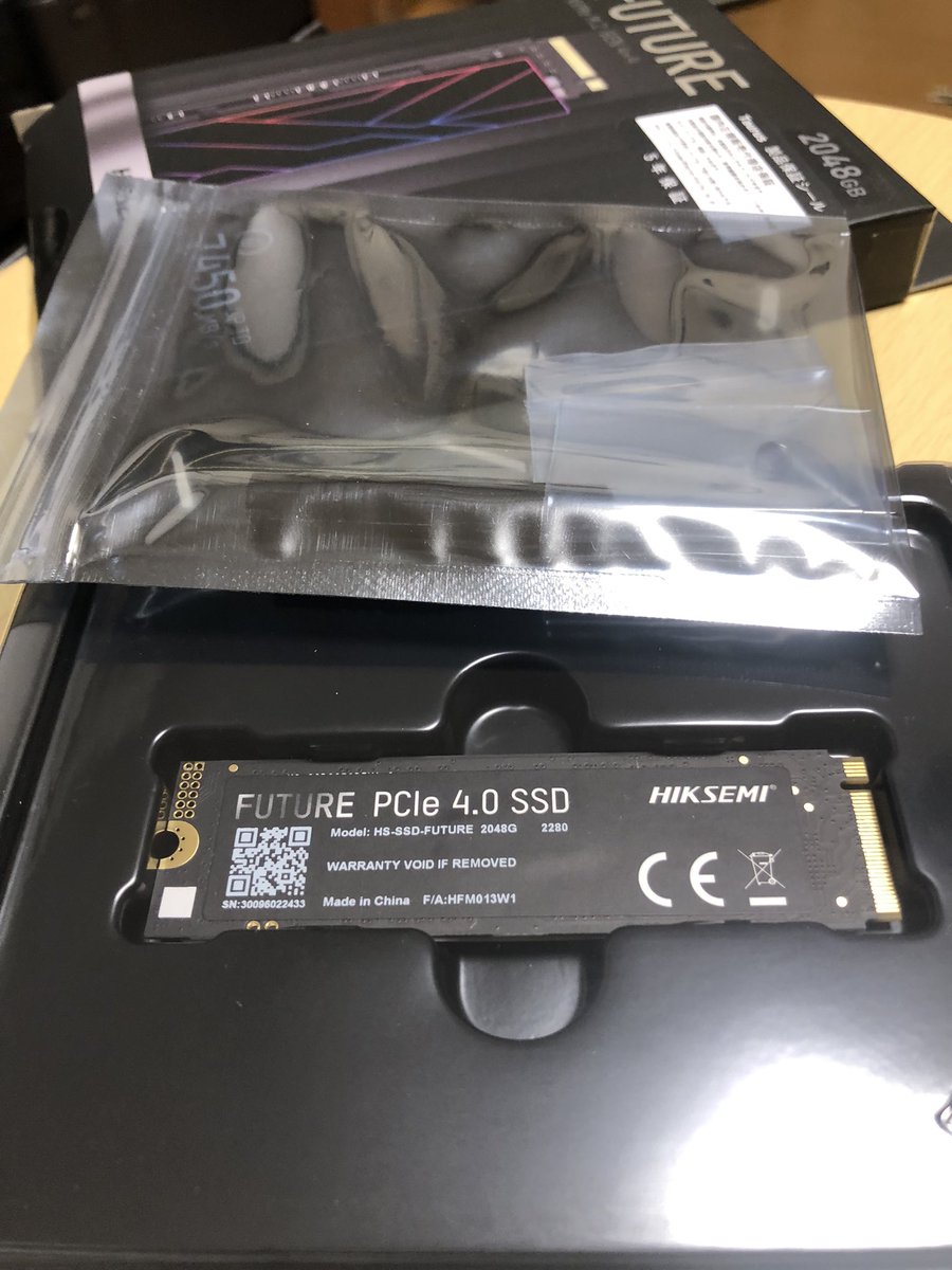 FactoryIwaki's tweet photo. 激安SSD到着〜
ビスとねじ回しまでついていますが、、、ヒートシンクはついてなかった😭リサーチ不足でした https://t.co/SJR3QwxnPH