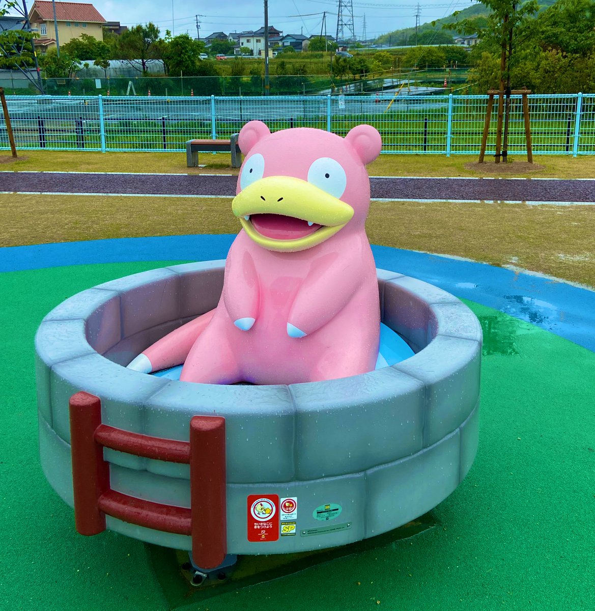 ktx_xm's tweet photo. 念願のヤドン公園。
あいにくの雨☔️ https://t.co/uwt8mStnHA