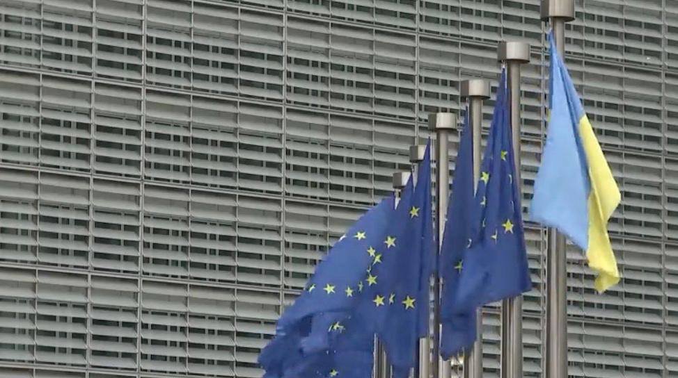 🇺🇦 On Europe Day, a powerful moment unfolded at the <a href="/EU_Commission/">European Commission</a> as the flag of Ukraine proudly soared alongside the flags of the EU🇪🇺.  This symbolic gesture signifies the growing recognition of 🇺🇦#Ukraine's place in 🇪🇺Europe and the deepening bond between our nation and the