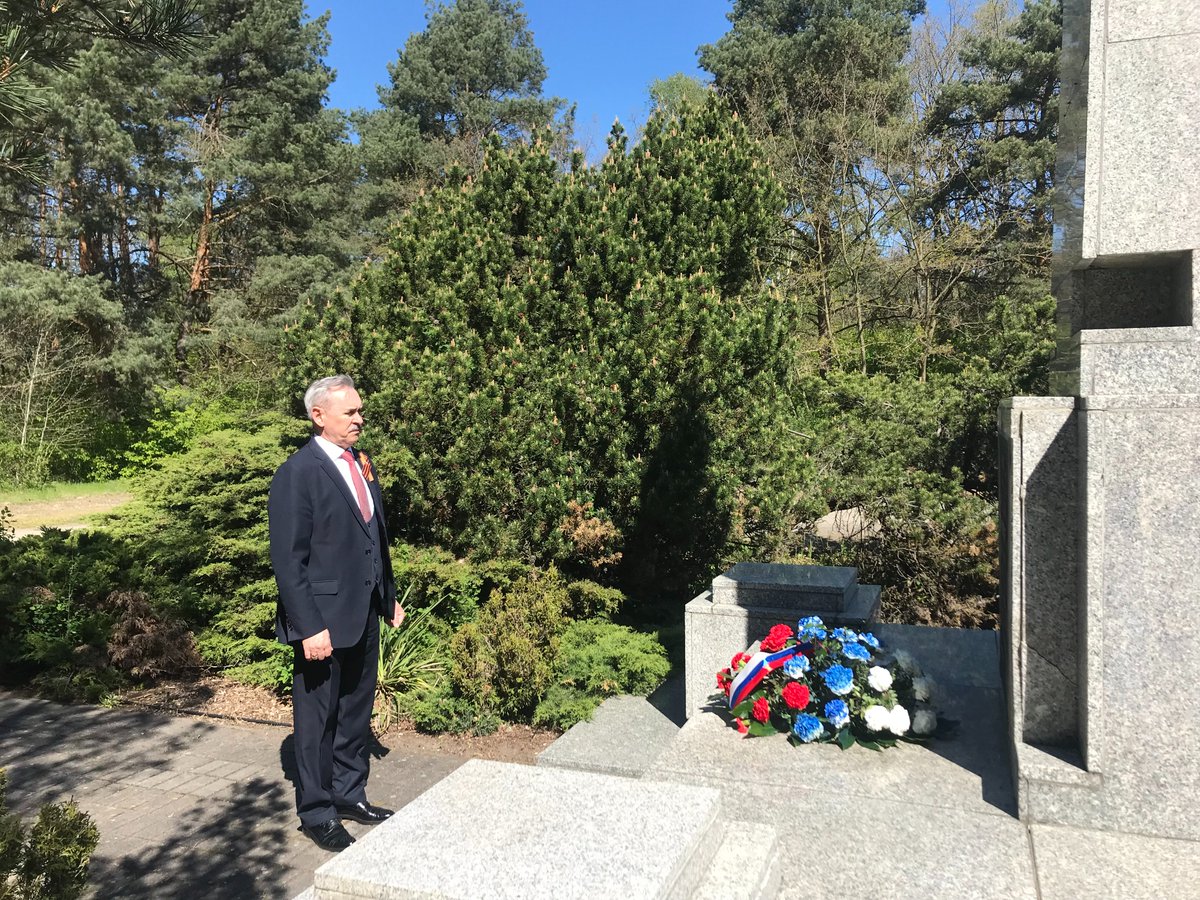 RusConsPoz's tweet photo. 09 maja b.r. Konsul Generalny Federacji Rosyjskiej w Poznaniu Ivan Kosonogov złożył kwiaty na Cytadeli oraz na cmentarzu komunalnym Miłostowo na mogiłach radzieckich i polskich żołnierzy, poległych w trakcie wyzwolenia Polski z pod okupacji niemieckiej. https://t.co/kQi5Z45Bie