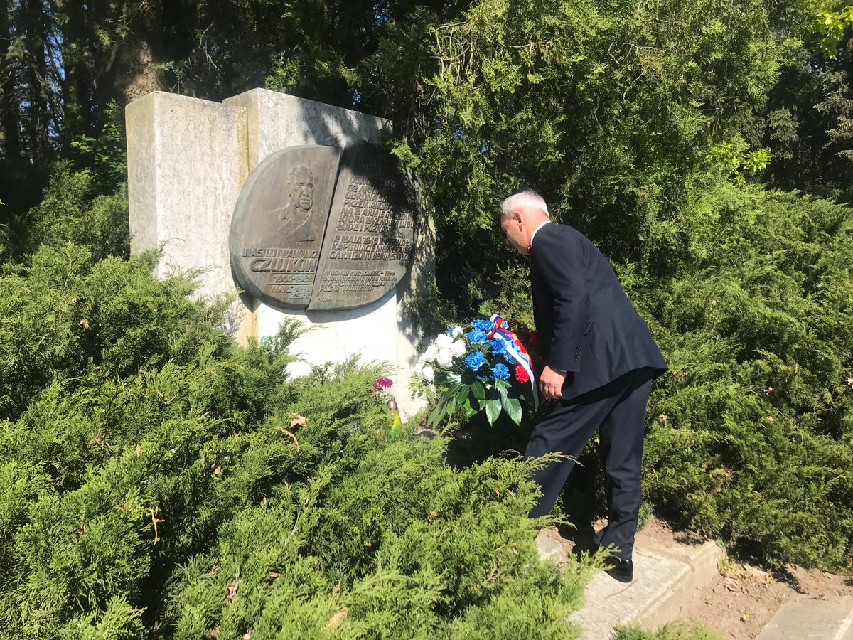 RusConsPoz's tweet photo. On the 78th anniversary of Victory in the Great Patriotic War Consul General Ivan Kosonogov visited the Cytadel Park and local cemetery where he laid flowers at the gravestones of fallen soviet and polish soldiers who liberated Poland from the Nazi occupation. https://t.co/ps1StewXwA