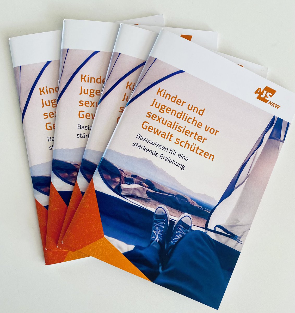 Neue AJS-Broschüre zur #Prävention sexualisierter Gewalt ist erschienen! Sie vermittelt Basiswissen für eine stärkende Erziehung und richtet sich an #Eltern und #Erziehende. Ab jetzt kostenlos zum Download und bestellbar als Printversion ➡️
ajs.nrw/neue-ajs-brosc…