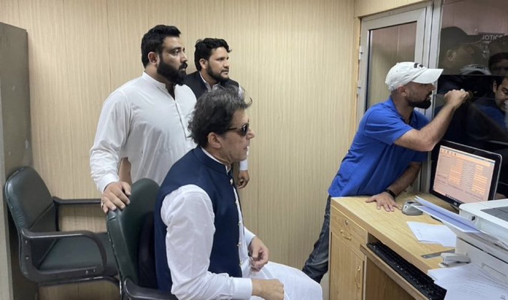 ImranRiazKhan's tweet photo. گرفتاری کا شوق بھی پورا کر لیا گیا۔۔۔ https://t.co/4AXacQUbJb