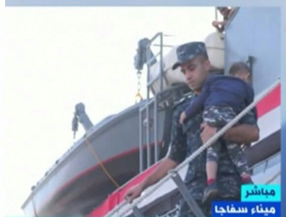 genuies1st1's tweet photo. صورة المجندة السعودية وهي تحمل الطفل كتب عنها الصحف العالمية والمحلية نفس الصورة لمجند مصري بس مش هتشوفها كتير ولا هيتغني بيها حد!!! https://t.co/BEw3BJUYDz
