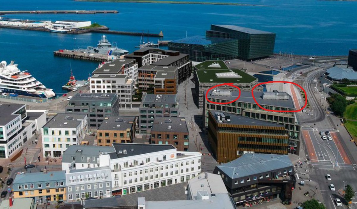 Erkitekt's tweet photo. @bjornteits Væri svo töff að nýta þökin betur enda öll marflöt! Skella einu gróðurhúsi með sætum og hitalömpum á þakið, toppnæs.
Skil líka ekki alveg metnaðarleysið í frágangi á tæknibúnaði á þakinu, sést alls staðar að og er alveg ferlega ljótt. https://t.co/e73wAAxPTZ