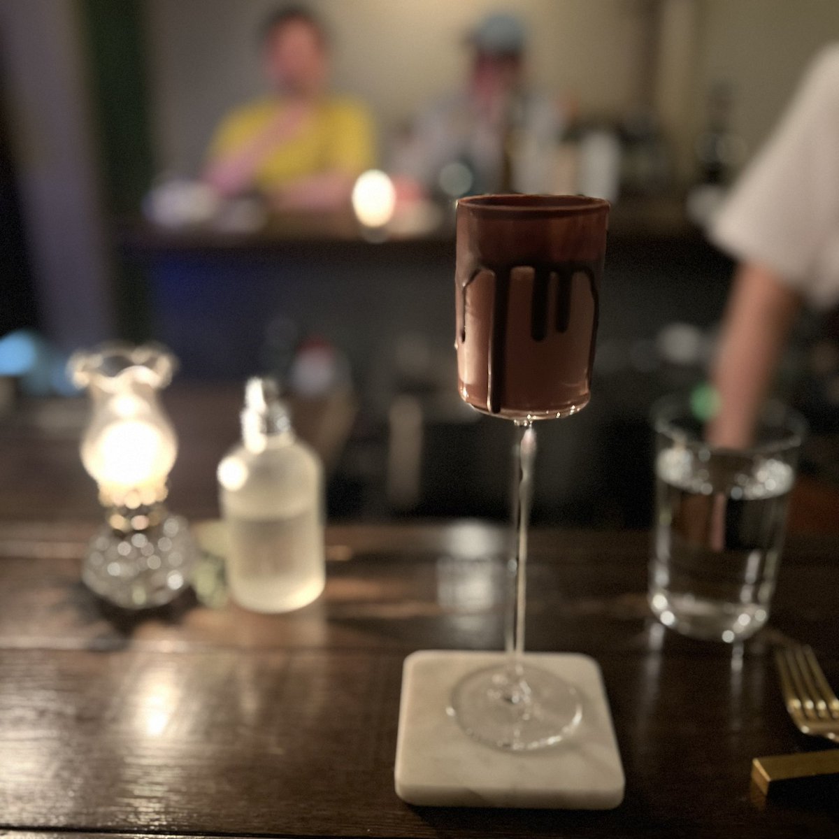 maxkokikun's tweet image. カカオテール/門前仲町
甘いもの好きな人はぜひ行ってほしい。自家製チョコレートとウイスキーを組み合わせた大人のチョコレートカクテルと、チョコを使ったデザートのペアリングが楽しめるチョコレートバー。仄暗い隠れ家的な空間も素敵過ぎて、ほんとに感動したお店🥺二軒目利用に超おすすめです