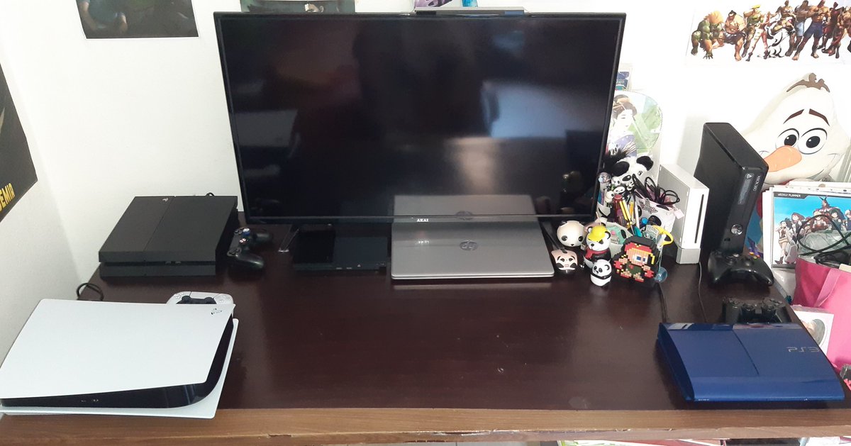 JillJVF96's tweet photo. To me,#RetroCompatibility is a must for consoles. I'm a gamer since 2000 and I still play&amp;collect games from '90/2000s.
My TV is linked to:
PS2 (using also PS1 games with my old saves)
PS3
PS4
PS5(good for PS4 ones)
Wii(GameCube's too)
Xbox360(same as for some Xbox's)
#RetroGames https://t.co/QdoFbJjzVY
