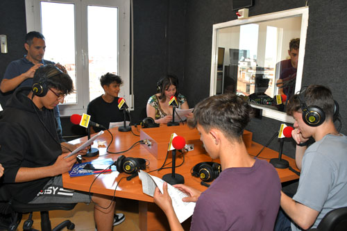 sants3radio's tweet photo. L'Institut Lluís Vives @InsLluisVives de Sants-Badal fa un programa a #Sants3Ràdio🎙️ amb col·laboració de @setemcat sobre justícia social, desigualtats, nord-sud, consum responsable, banca ètica i economia solidària: "L'altra cara del món"🌍
Escolteu-los👇
https://t.co/UDB6t5QpSt https://t.co/kbWA1o65Vt
