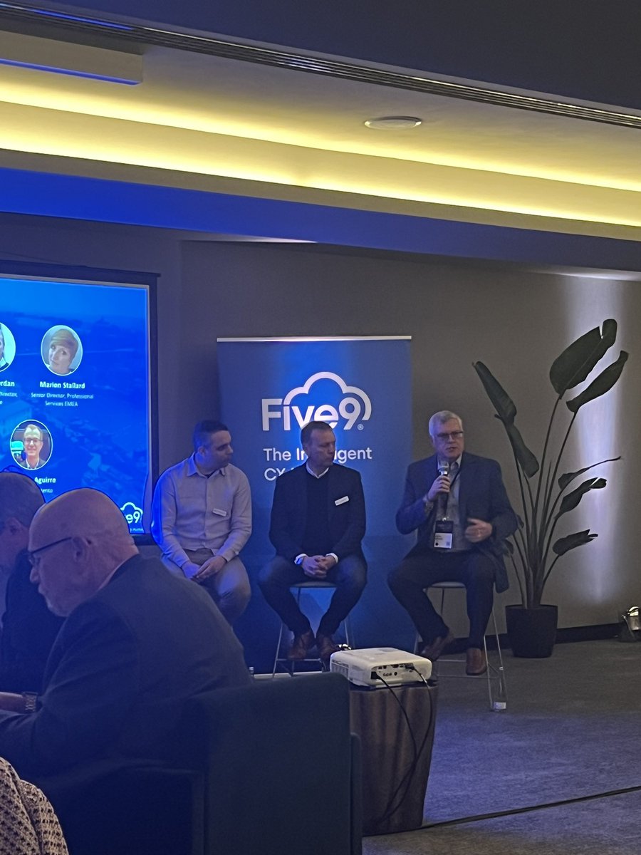 TheJuanitaColey's tweet photo. For clarity the customer is saying pacemaker NOT Pizza maker… 😂 Steve Brown, Medtronics #customerpanel
#CXNationSummit
#CXSummitEMEA https://t.co/qjDU9ot9cU
