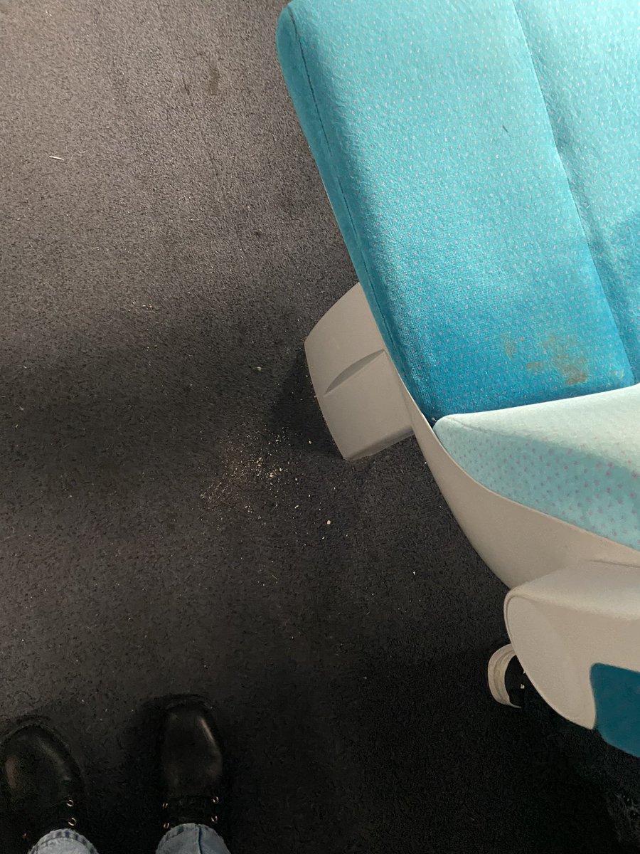 alxhdl's tweet photo. Bonjour @OUIGO,
Est-ce normal que les trains ne soient pas nettoyés un minimum avant le départ ? https://t.co/HWm2TXPt0G