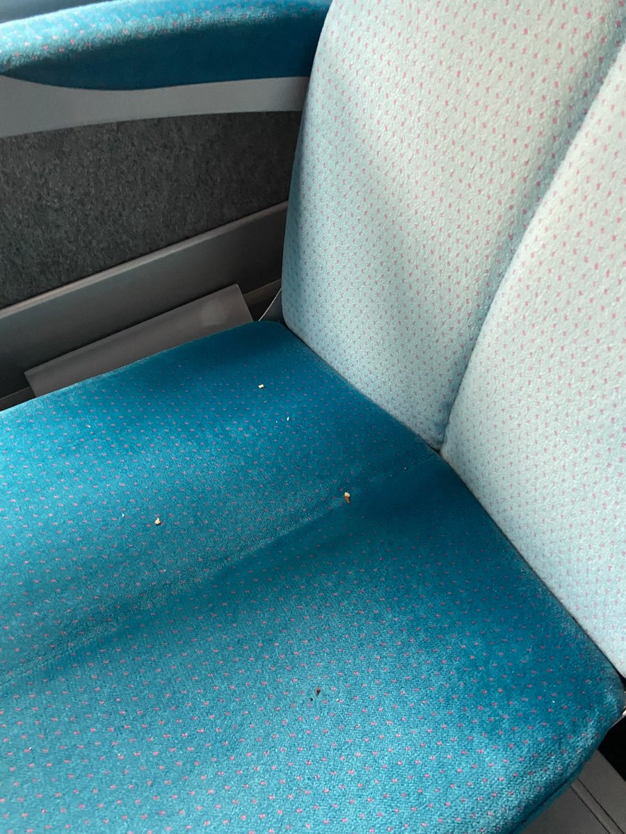 alxhdl's tweet photo. Bonjour @OUIGO,
Est-ce normal que les trains ne soient pas nettoyés un minimum avant le départ ? https://t.co/HWm2TXPt0G