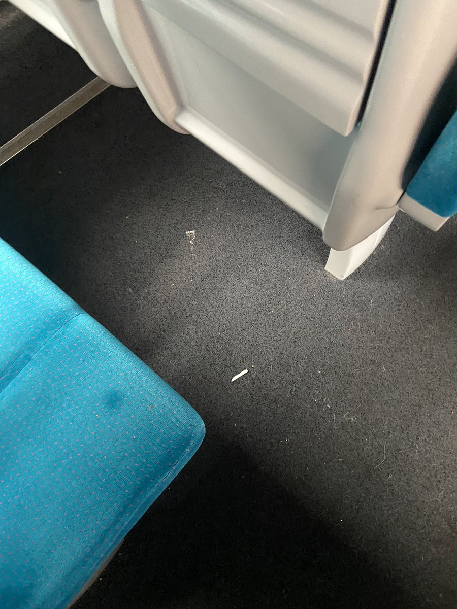 alxhdl's tweet photo. Bonjour @OUIGO,
Est-ce normal que les trains ne soient pas nettoyés un minimum avant le départ ? https://t.co/HWm2TXPt0G