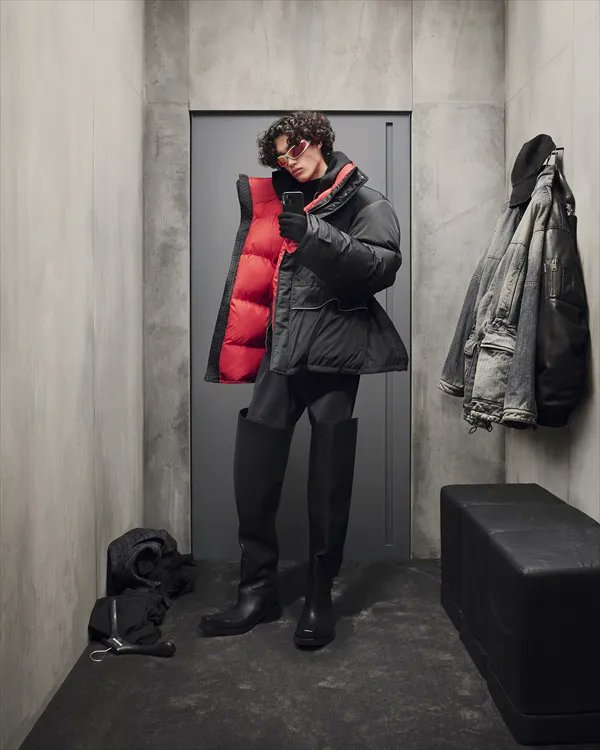 apparelweb's tweet image. 【コレクション】

「バレンシアガ（BALENCIAGA）」が2023年5月4日(現地時間）、2023プレフォールコレクションを発表した。 同ブランド直営店の試着室でセルフィーを撮るモデルたちの画像を配信。
#BALENCIAGA #ファッション #Prefall23

buff.ly/3NRAug6