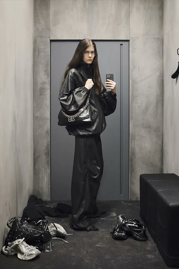 apparelweb's tweet image. 【コレクション】

「バレンシアガ（BALENCIAGA）」が2023年5月4日(現地時間）、2023プレフォールコレクションを発表した。 同ブランド直営店の試着室でセルフィーを撮るモデルたちの画像を配信。
#BALENCIAGA #ファッション #Prefall23

buff.ly/3NRAug6