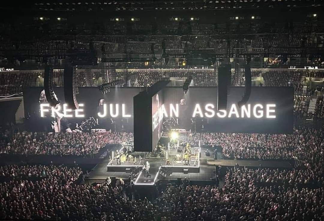 RueDaungier's tweet image. Ex-Pink Floyd’s Roger Waters brings Julian Assange centre stage.