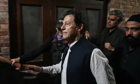 ExpressBlog1's tweet photo. #PTI Leader #ImranKhanArrest
کیا عمران خان کی گرفتاری ملک میں مزید انتشار کو جنم دے گی؟
#ImranKhan
#زمان_پارک_پُہنچو
#عمران_خان_ہماری_ریڈ_لائن
#EnoughIsEnough https://t.co/NsUyqQBhsd