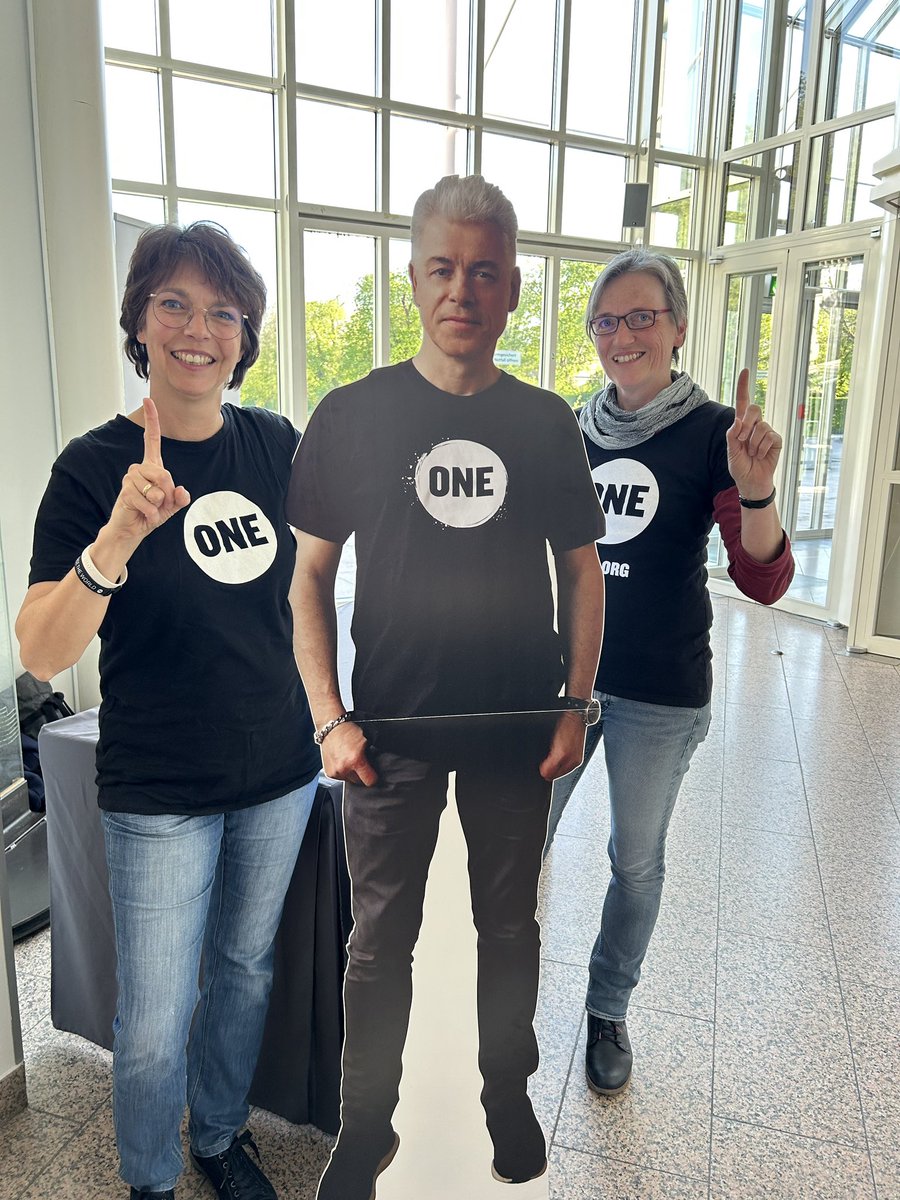 ONEDeutschland's tweet photo. 📍Auf Reisen mit #MichaelMittermeier! 

Unsere Regionalbotschafterinnen waren letzte Woche mit einem Stand auf Mittermeiers #13Tour in Coburg und sind heute Abend in Hamburg. Komm vorbei und sag uns Hallo 👋#ONEActivists https://t.co/x8Xi44ToTo