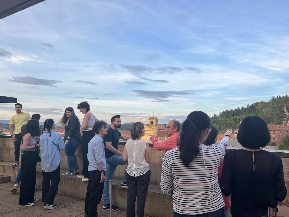 GIRTraduvino's tweet photo. Un minicursillo de #cata seguido de una #degustación de torreznos de #Soria cortesía de Moreno Saez con unas vistas inmejorables del anochecer sobre la ciudad desde el Teatro Palacio de la Audiencia... Así vivimos el #VCILVVT, un evento lleno de momentos mágicos.
#vino #torrezno https://t.co/4C29oOfqF6