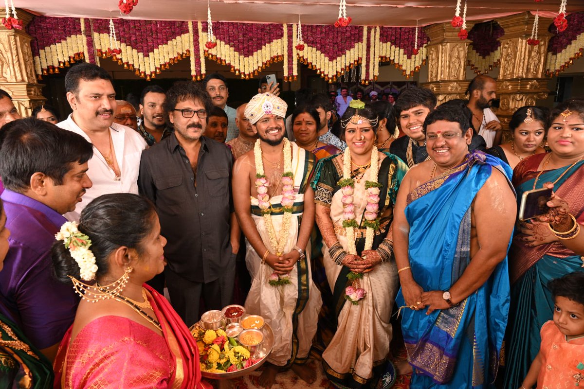 PratidhvaniNews's tweet image. ಕನ್ನಡ ಸಿನಿಮಾ ಪ್ರಚಾರಕರಾದ ಸುಧೀಂದ್ರ ವೆಂಕಟೇಶ್‌ ಪುತ್ರಿ ವಿವಾಹಕ್ಕೆ ಆಗಮಿಸಿದ ಸ್ಯಾಂಡಲ್‌ವುಡ್‌ ಸೆಲೆಬ್ರಿಟಿಗಳು..!

pratidhvani.com/sandalwood-cel…

#sandalwood #PRO #sudheendravenkatesh #daughter #wedding #Celebrities #wishes #pratidhvani #pratidhvanidigital #pratidhvaninews