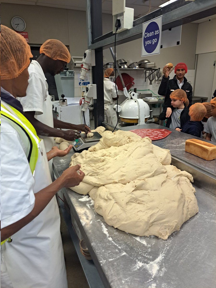 becia1978's tweet image. Grade 2 students visited local supermarket to learn more about bread- making proces. Trip allowed Ss to inquire  about products, observe bread making, and connect classroom  learning  to real - world food industry. #grade2 #learningAtWis #pyp