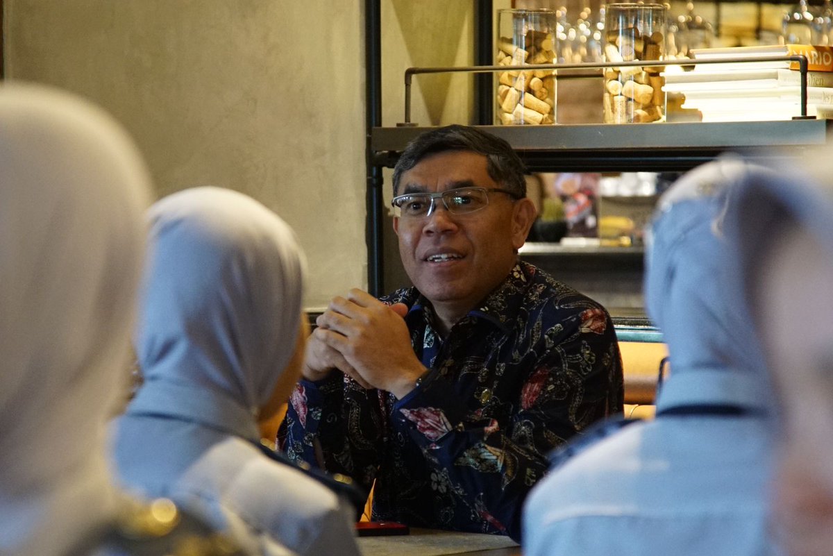 bppsdm_kp's tweet photo. Dalam kesempatan tersebut, Kepala #BRSDM @in_radiarta juga menyempatkan berdiskusi dengan 40 perwakilan taruna/i yang hadir secara luring dan pejabat satuan pendidikan yang hadir secara daring
#KKPThrive #SDMKP #SDMUnggul #EkonomiBiru #ProgramBRSDM @kkpgoid @saktitrenggono https://t.co/yND2CHg2nS