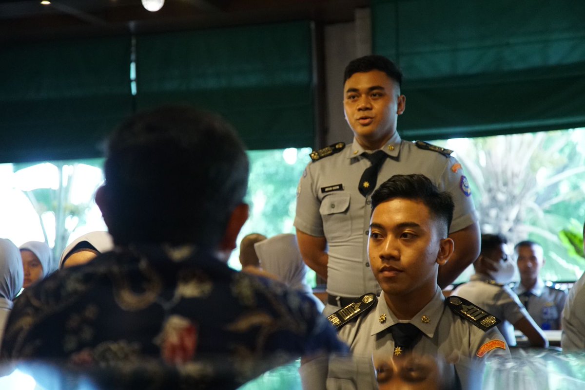 bppsdm_kp's tweet photo. Dalam kesempatan tersebut, Kepala #BRSDM @in_radiarta juga menyempatkan berdiskusi dengan 40 perwakilan taruna/i yang hadir secara luring dan pejabat satuan pendidikan yang hadir secara daring
#KKPThrive #SDMKP #SDMUnggul #EkonomiBiru #ProgramBRSDM @kkpgoid @saktitrenggono https://t.co/yND2CHg2nS