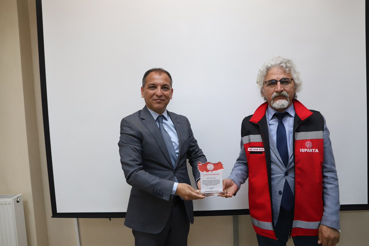 ispartamem's tweet photo. İl Müdürümüz Sn Erhan Baydur, Kahramanmaraş merkezli deprem felaketinde bölgedeki arama-kurtarma ve destek faaliyetlerinde bulunan İl Millî Eğitim AKUB çalışanlarına Millî Eğitim Bakanımız Sn Mahmut Özer tarafından gönderilen teşekkür plaketlerini teslim etti.@tcmeb @ErhanBaydur1 https://t.co/ZFmMKeKJu1