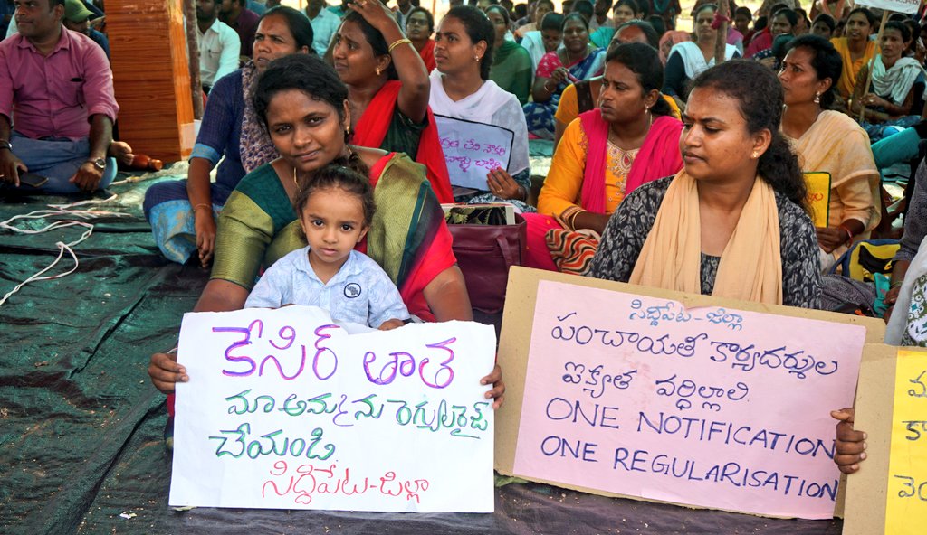 TJSPartyOnline's tweet photo. జూనియర్ మరియు ఔట్ సోర్సింగ్ పంచాయతీ కార్యదర్శులను క్రమబద్ధీకరించాలని సిద్దిపేట కలక్టరేట్ ముందు జేపీయస్ మరియు ఓపియస్ లు నిర్వహిస్తున్న నిరవధిక సమ్మెలో పాల్గొని వారికి సంఘీభావం తెలిపిన టిజేఎస్ పార్టీ ప్రొఫెసర్ కోదండరామ్ గారు..
#JPSRegularisation
#Jps_Ops_regulirisation https://t.co/8tYvNHFdmE