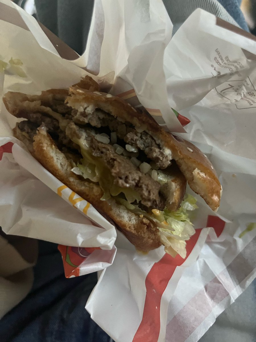 skzbbl_'s tweet photo. [230509]💬🫧🥟 5:42 PM KST

[📸]

Estoy comiendo una hamburguesa ㅎㅎㅎ https://t.co/YlXoljKYrx