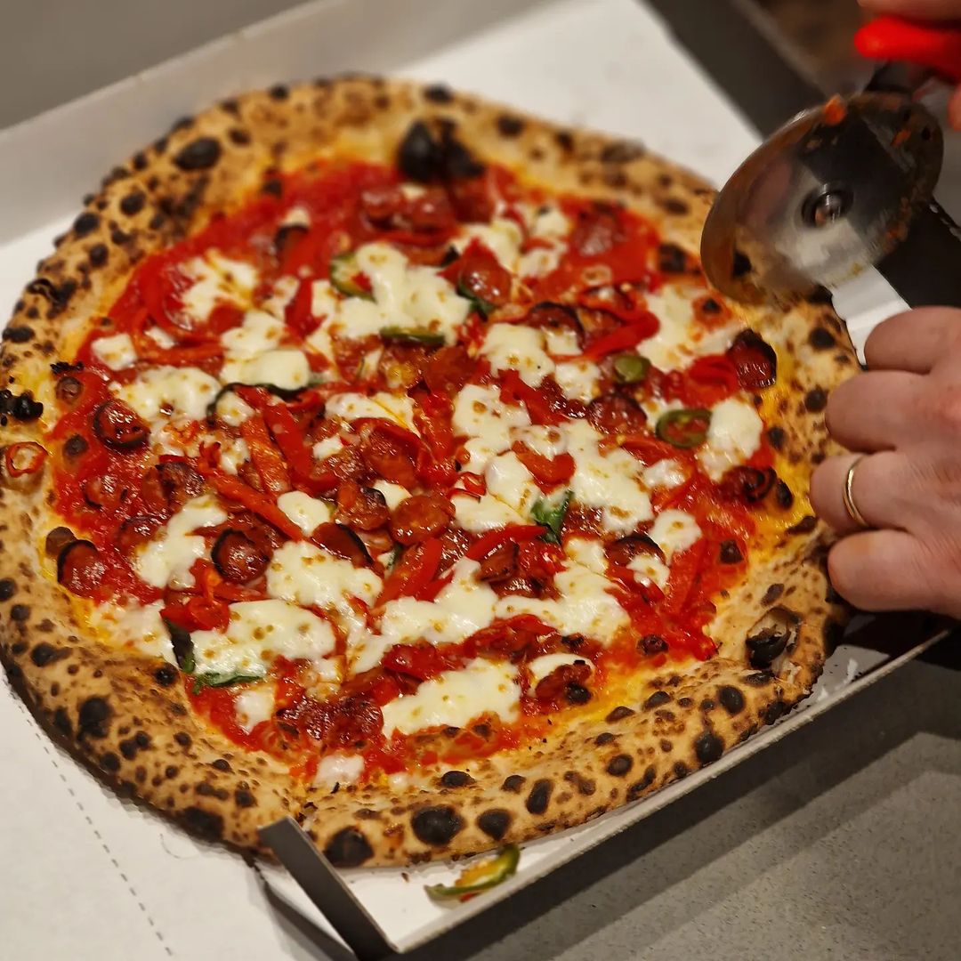 LoveTempleBar's tweet image. ⚠️ This is not a drill! The best pizza joint in the city are offering FREE pizza at their Temple Bar restaurant from 12PM today until they run out of dough. Act fast so you don't miss out! 🍕
#pizza #placestoeat #dublin #templebar #pipizza