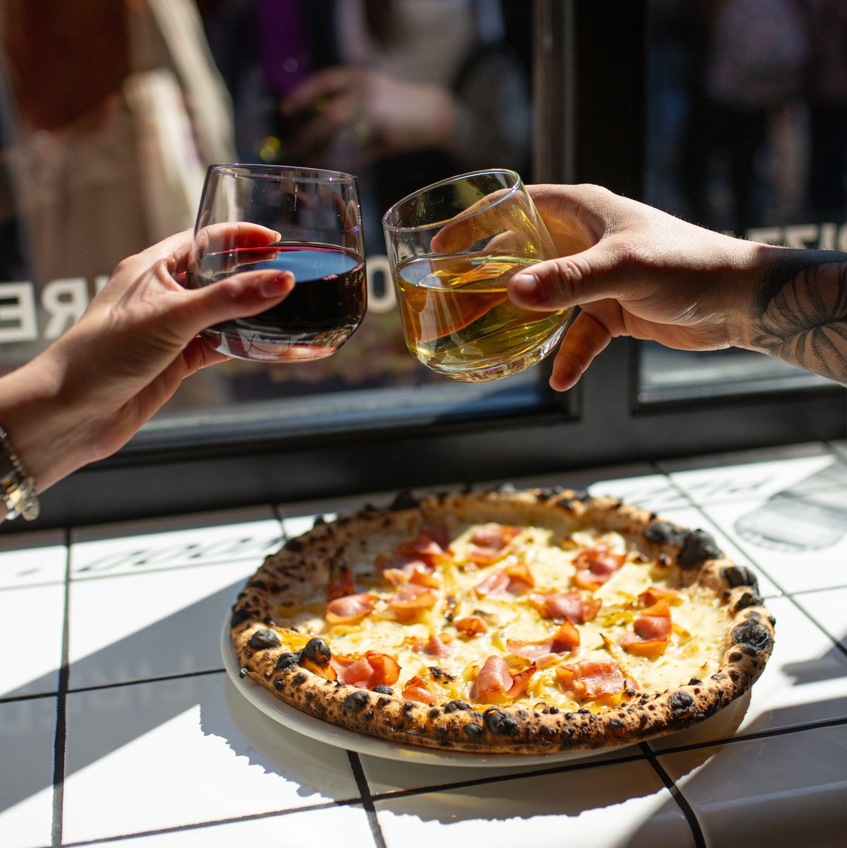 LoveTempleBar's tweet image. ⚠️ This is not a drill! The best pizza joint in the city are offering FREE pizza at their Temple Bar restaurant from 12PM today until they run out of dough. Act fast so you don't miss out! 🍕
#pizza #placestoeat #dublin #templebar #pipizza