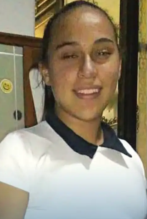desaparecidaorg's tweet photo. Madelaine Almada tiene 15 años, desapareció el 4/5 en Santa Teresa, provincia de Santa Fe. Vestía campera verde, suéter gris, jogging negro y zapatillas negras. Se hizo la denuncia. Avisar #URGENTE a la policía local, o al ☎️ 911  

#SantaTeresa #SantaFe https://t.co/DXhdn1eNJE