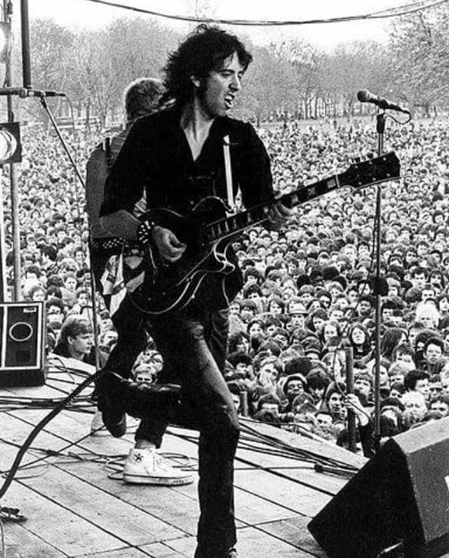 Mick Jones. The Clash. Rock Against Racism. Victoria Park, Hackney, London 1978
.
#tomrobinson #mickjones #theclash #punkrock #rockagainstracism #steelpulse #xrayspex #jimmypursey