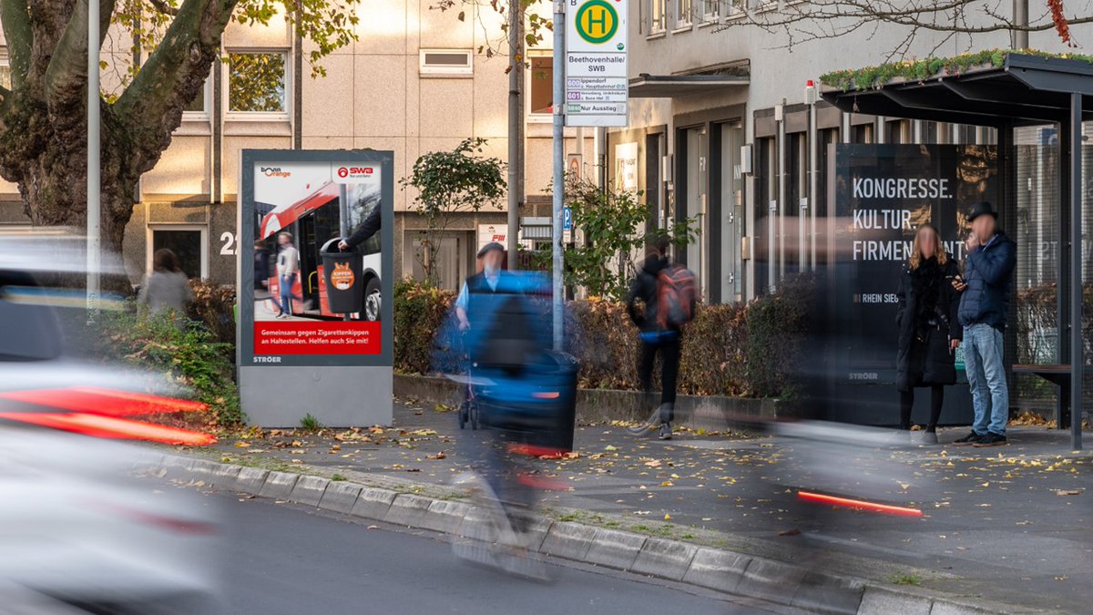 SWBBusundBahn's tweet photo. Achtlos entsorgte #Zigarettenkippen🚬richten in der Natur großen Schaden an. Deshalb unterstützen wir die Initiative #RhineCleanUp und #bonnorange bei der Kippen-Woche gerne mit einer begleitenden Plakat-Kampagne. https://t.co/pRZeI6sRNa