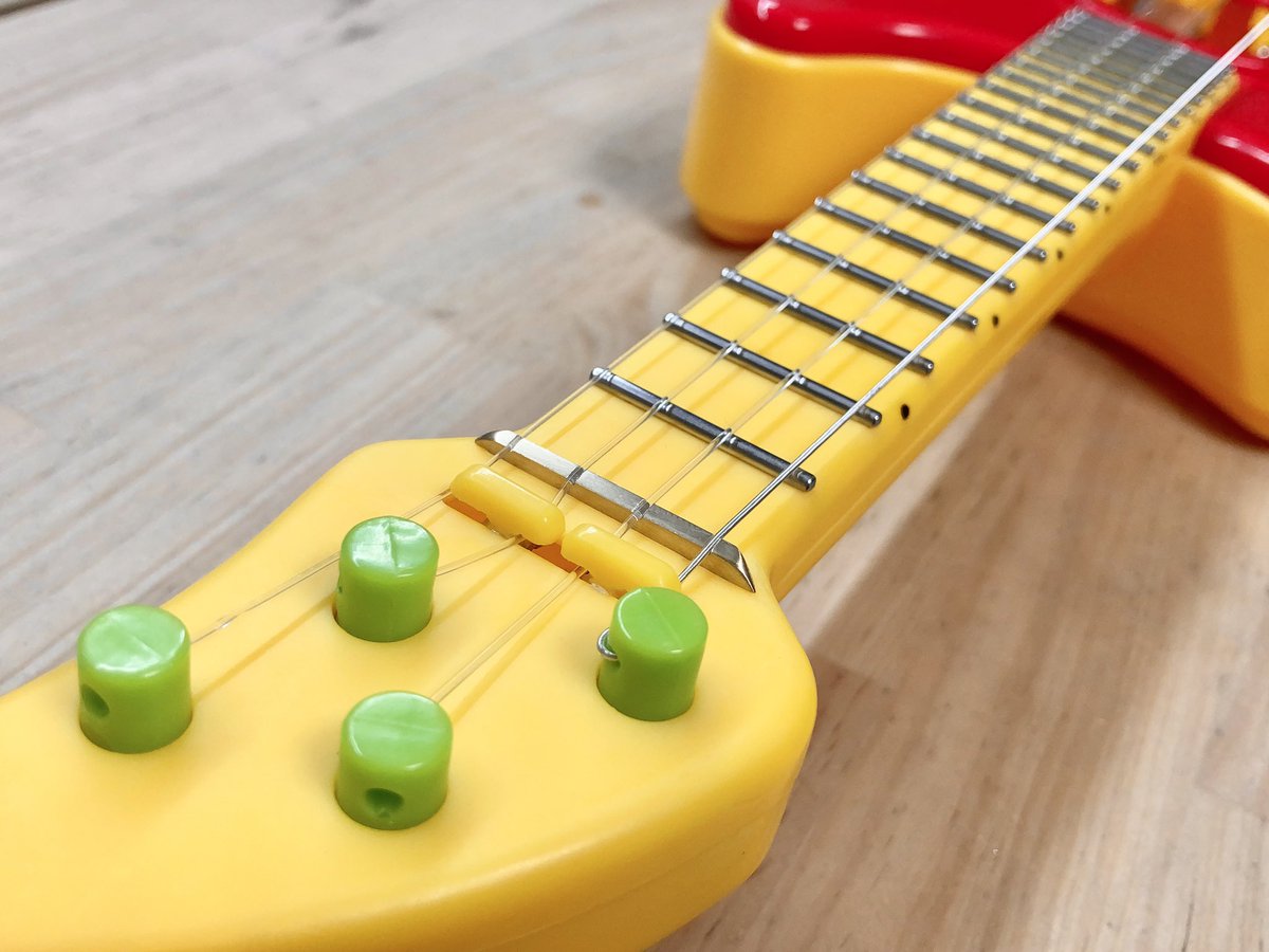 tariki_fretless's tweet photo. アンパンマンギターにペグを内蔵して正確にチューニングできるようにしました。 https://t.co/7wrEVGlNpy