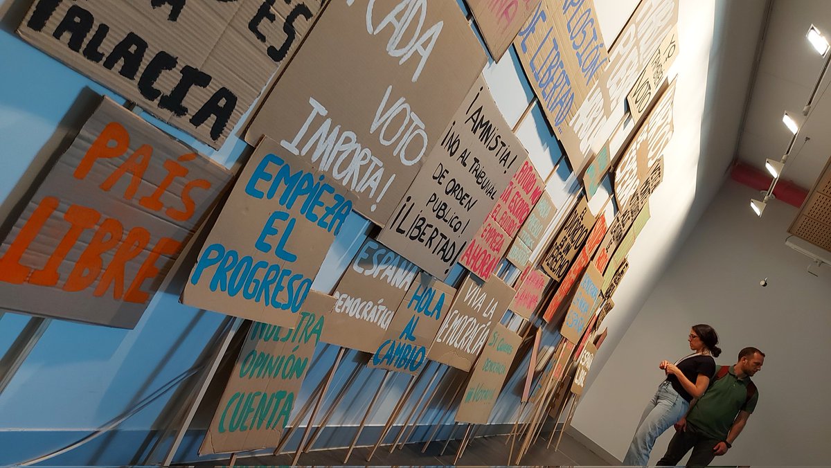 No os podéis perder la exposición artística "¡Hola democracia! Voces de la transición" que han organizado los estudiantes de #Magisterio del #CUCC bajo la coordinación de <a href="/JosueLlull/">Josue Llull</a>. ¡Muy interesante!

👉 cardenalcisneros.es/es/exposici%C3…

#SomosCUCC
