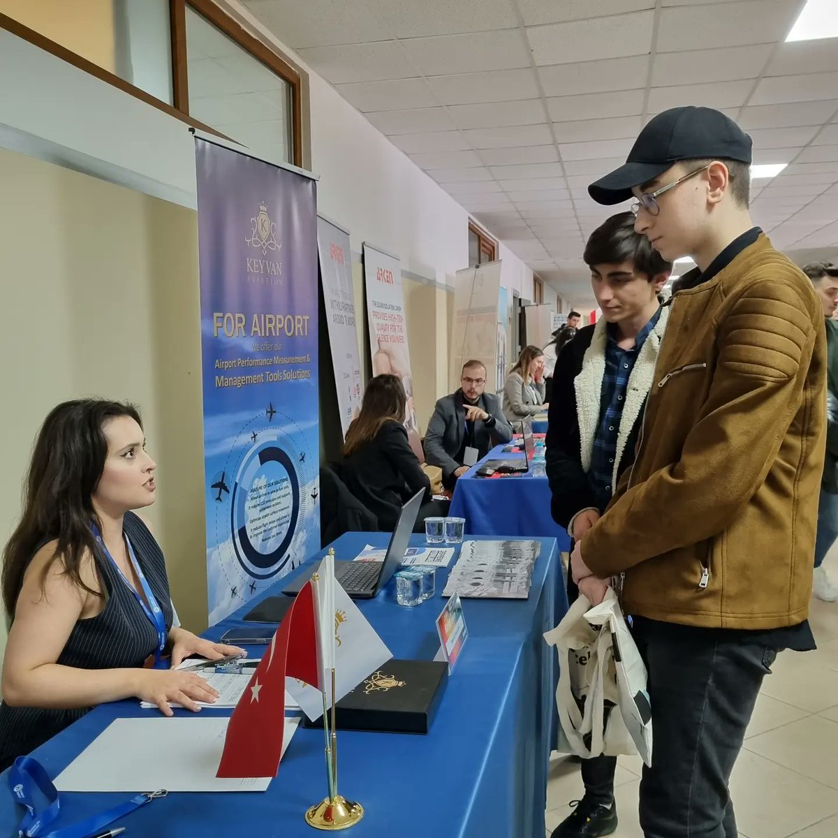 keyvanaviation's tweet photo. Bugün, Arel Üniversitesi 'nin @areledu 13.sünü düzenlediği kariyer günlerindeyiz. ✈️ Öğrencilerin, standımıza ve havacılığa yoğun ilgisi devam ediyor. Saat 17.00'a kadar standımızı ziyaret ederek kariyer olanaklarımız hakkında bilgi alabilirsiniz. #WeAreKeyvan #kariyer #hr https://t.co/lq5s1QJnQZ