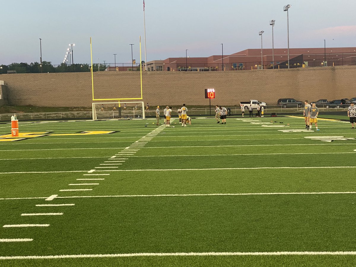 PCoachMetzger's tweet photo. EFFORT TUESDAY our PACK dug deep down to get 2% better BOOT CAMP DAY 2. Then we were blessed to be fed by Main Street Baptist Day 1, then Grace Church today. All In COMPETE https://t.co/6qCigHNerw