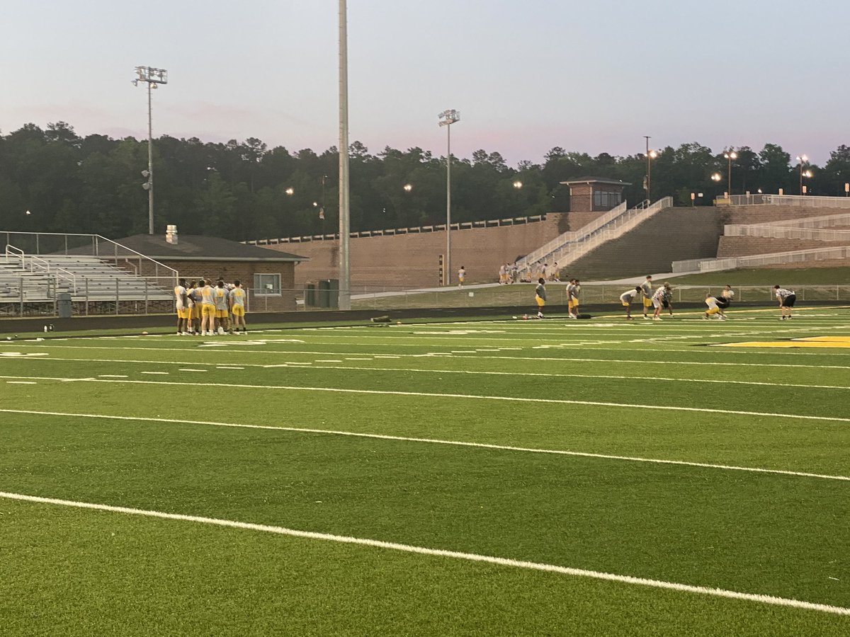 PCoachMetzger's tweet photo. EFFORT TUESDAY our PACK dug deep down to get 2% better BOOT CAMP DAY 2. Then we were blessed to be fed by Main Street Baptist Day 1, then Grace Church today. All In COMPETE https://t.co/6qCigHNerw