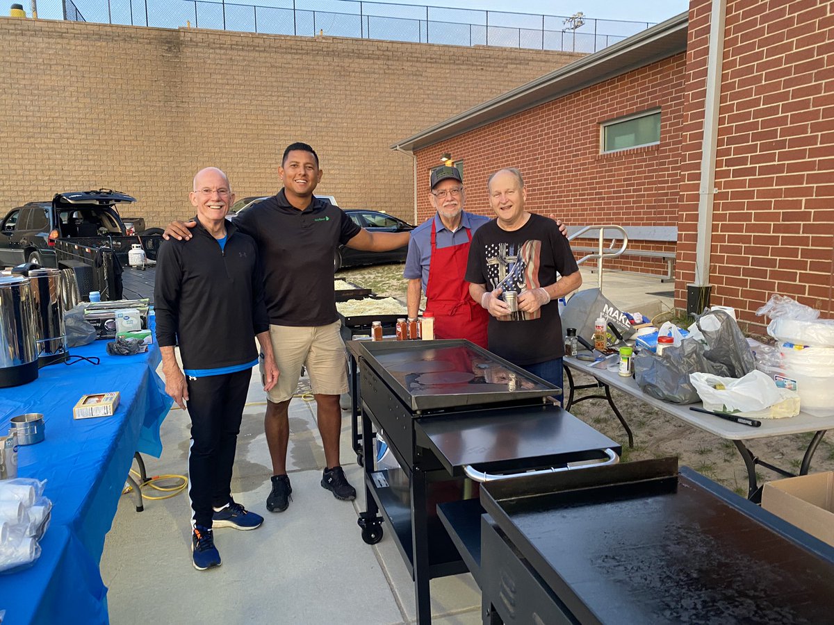 PCoachMetzger's tweet photo. EFFORT TUESDAY our PACK dug deep down to get 2% better BOOT CAMP DAY 2. Then we were blessed to be fed by Main Street Baptist Day 1, then Grace Church today. All In COMPETE https://t.co/6qCigHNerw