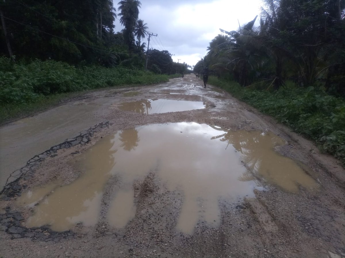 muhyusrill's tweet photo. @jokowi Kondisi jalan provinsi ruas desa bubu pertanggal 9 Mei 2023 https://t.co/gQNWBzdRc8