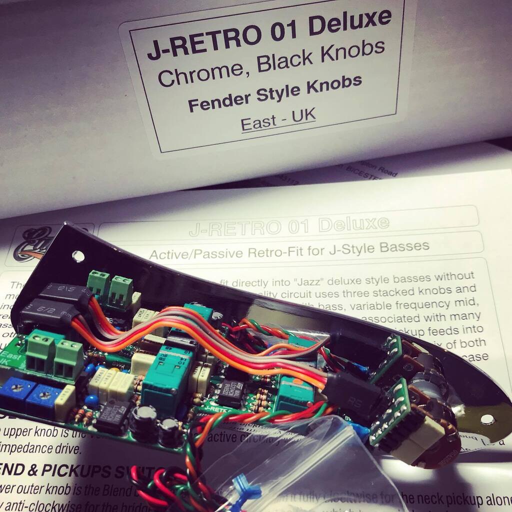 hakym0000's tweet photo. 英国オックスフォードからベースのプリアンプ到着。近日インストール予定。#justarrived #fromUK #bassguitar #preamp #eastuk #easttoneuk #jretrod01deluxe https://t.co/ZK24NzuARz https://t.co/lRNXlvZhX5
