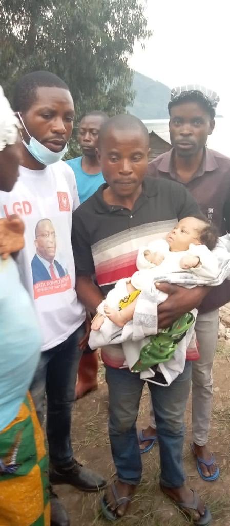 #RDC: Catastrophes de #kalehe. Le bébé retrouvé entrain de flotter sur le lac Kivu suite aux érosions qui ont emporté sa famille. Photo à partager pour témoigner de la grandeur de Dieu et de l’aide au bébé. ⁦<a href="/DeniseNyakeru/">Denise NYAKERU TSHISEKEDI</a>⁩ ⁦<a href="/TinaSalama2/">Tina Salama</a>⁩ ⁦<a href="/StanysBujakera/">Stanis Bujakera Tshiamala</a>⁩
