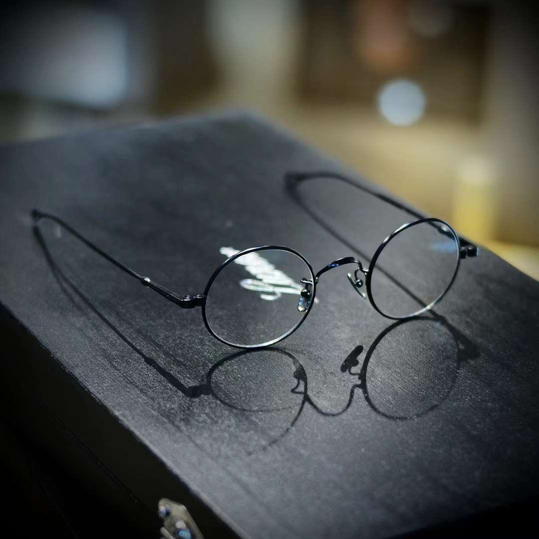 ReddotOpticAndy's tweet photo. 【 Lunor 】

  M5 05 SWS 

#Lunor #HandmadeinGermany #vintage #classic #reddotoptichk #紅點光學 #手工眼鏡 

https://t.co/U5oZ3u2MT1

紅點光學 Reddot Optic 

銅鑼灣店：軒尼詩 道500號希慎廣場4樓418-419號鋪 

whatsapp : 67365452

旺角店：洗衣街88號碧薈地下A舖 whatsapp :55457267 https://t.co/go6AVoAn1V
