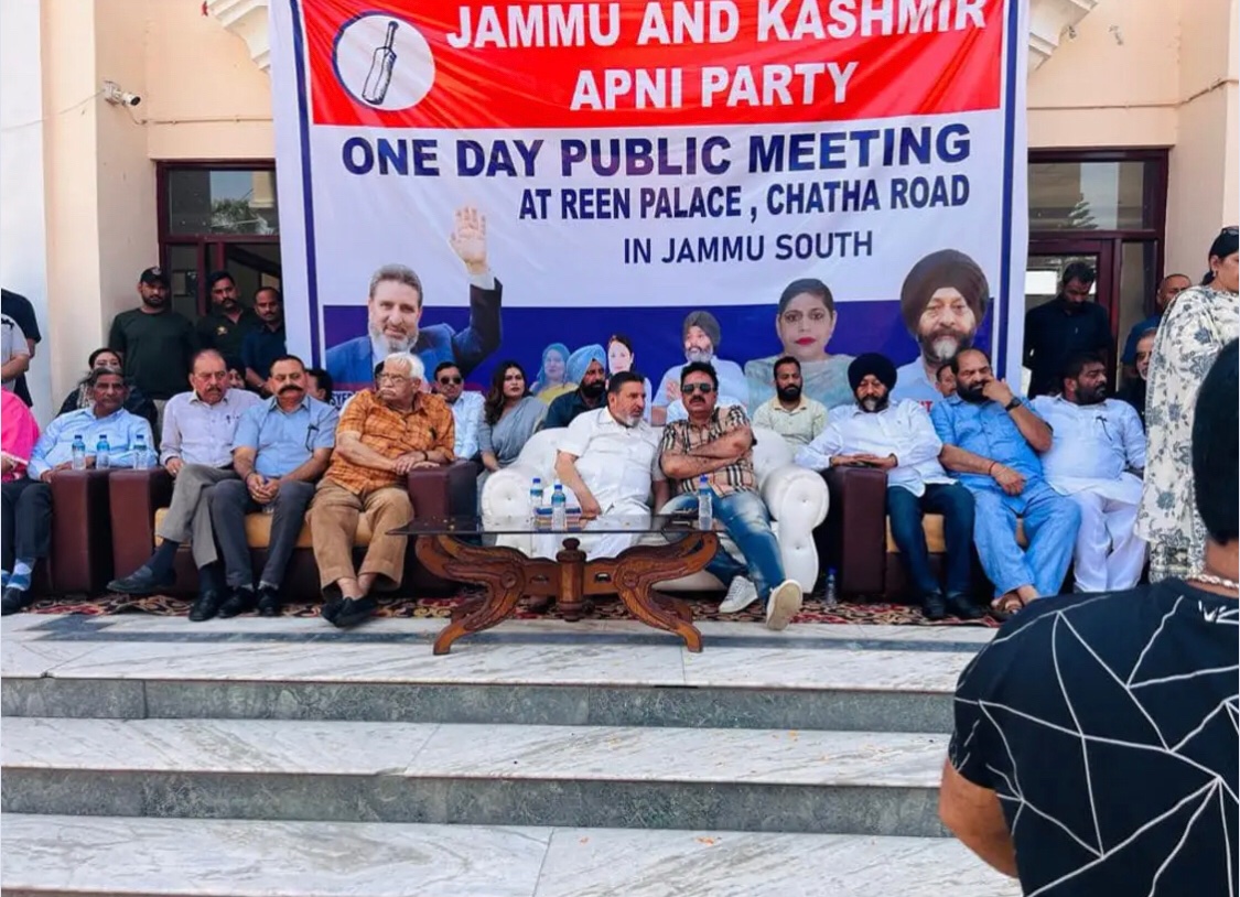 DevPushap's tweet image. Great to b part of mega rally organised at reen palace chatha jammu south by @Apnipartyonline under the leadership of jb. @AltafBukhari01
#jkapniparty
#JammuKashmir