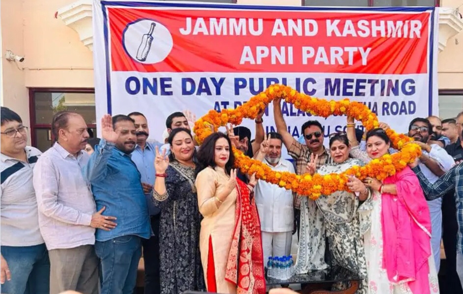 DevPushap's tweet image. Great to b part of mega rally organised at reen palace chatha jammu south by @Apnipartyonline under the leadership of jb. @AltafBukhari01
#jkapniparty
#JammuKashmir