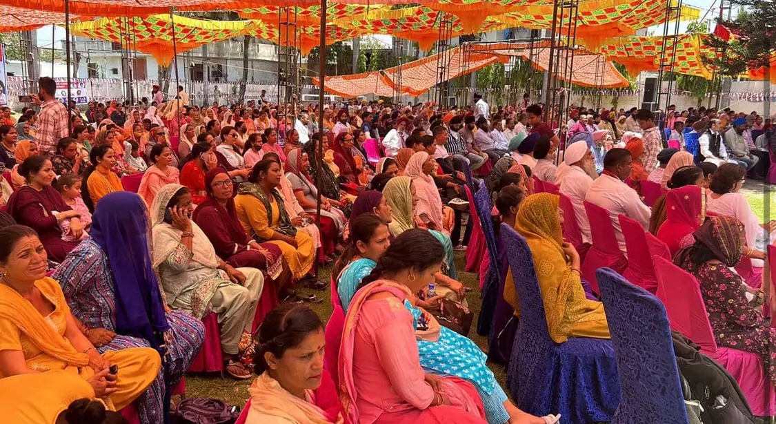 DevPushap's tweet image. Great to b part of mega rally organised at reen palace chatha jammu south by @Apnipartyonline under the leadership of jb. @AltafBukhari01
#jkapniparty
#JammuKashmir